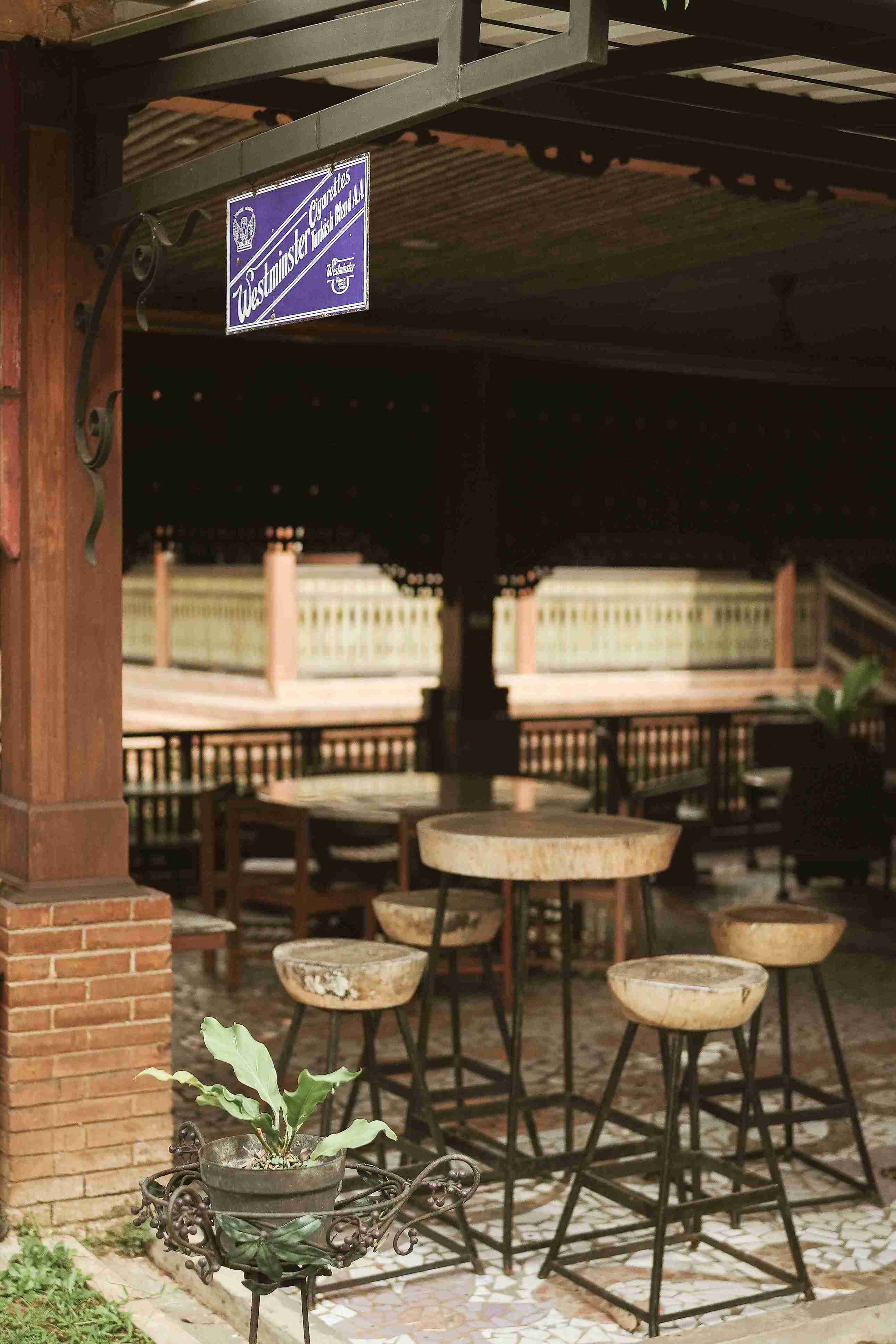 Kembul Bujana Joglo - Selasar Samping dengan Kursi Kayu